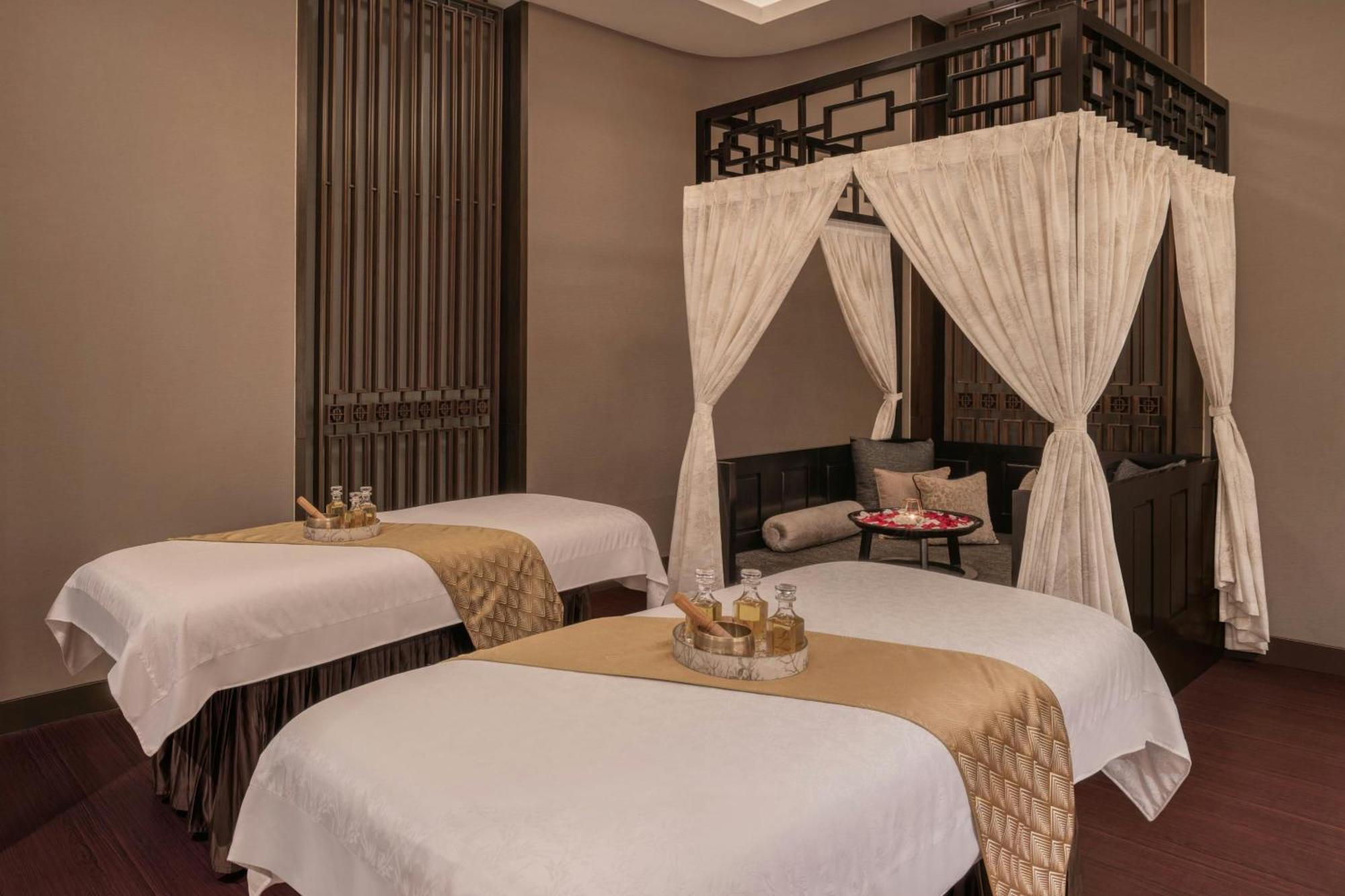The St. Regis Mumbai Hotel Kültér fotó A spa treatment room at the Royal Spa
