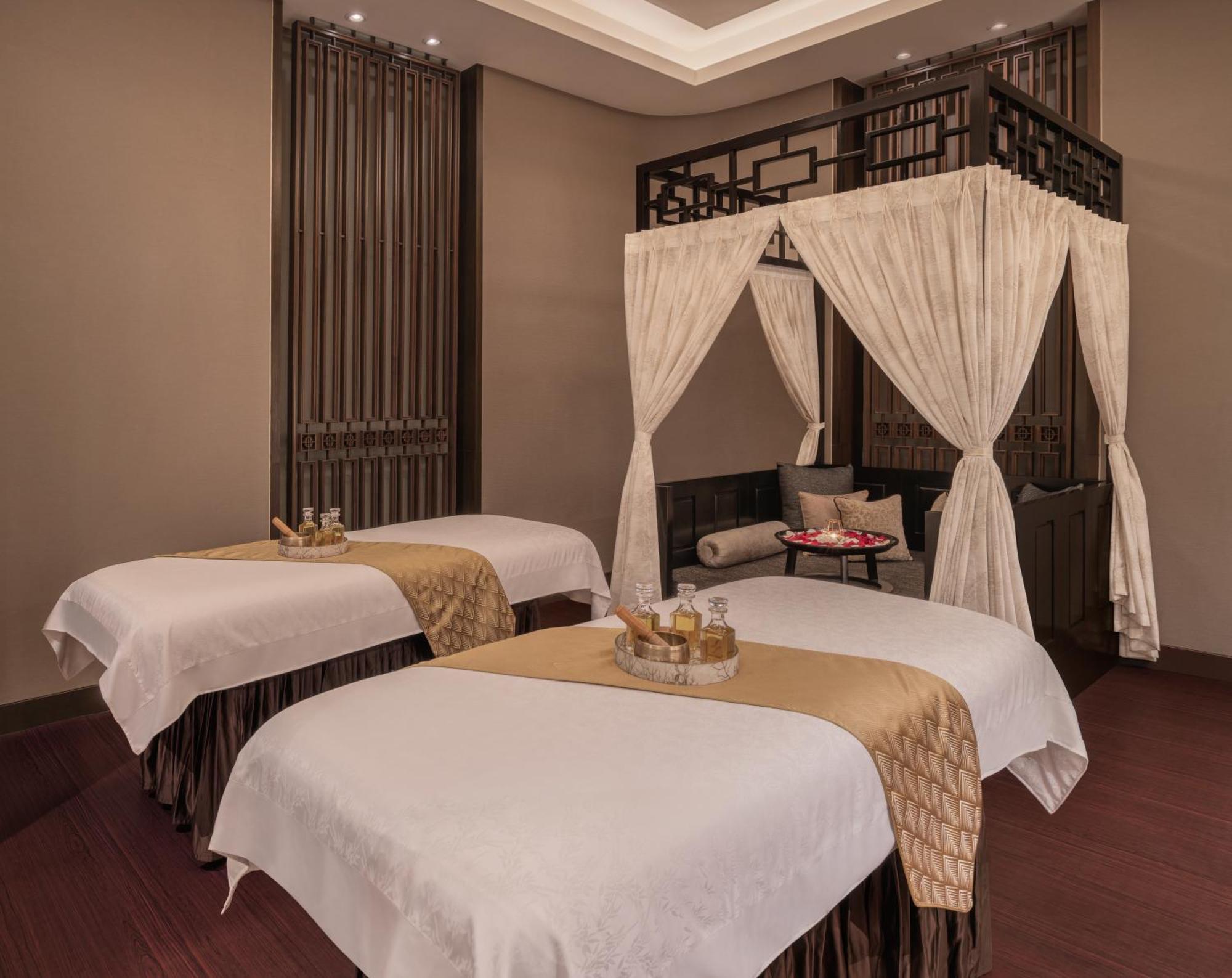 The St. Regis Mumbai Hotel Kültér fotó A spa treatment room at the Royal Spa